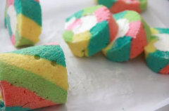 <b>西安西点培训：彩虹蛋糕卷</b>